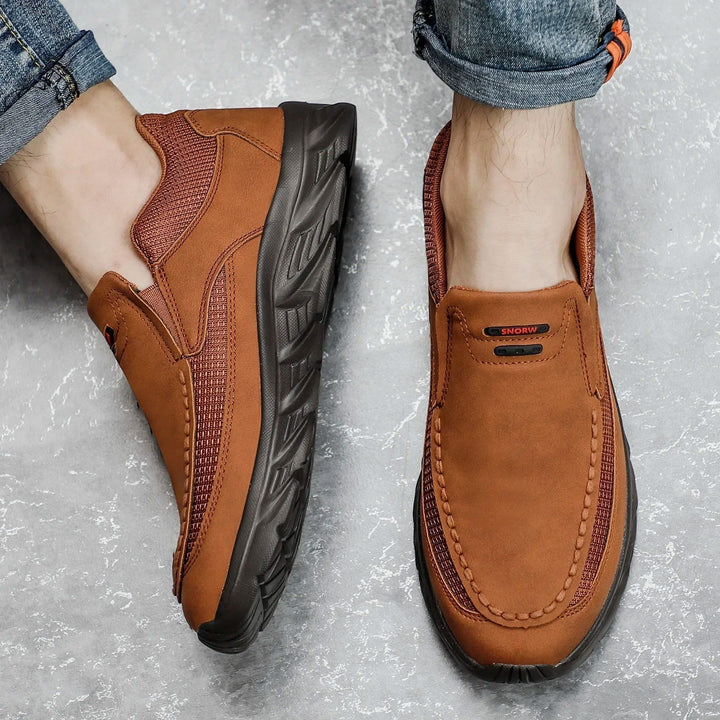 Paires de chaussures à enfiler pour homme, décontractées, couleur kaki, idéales pour un confort rapide.