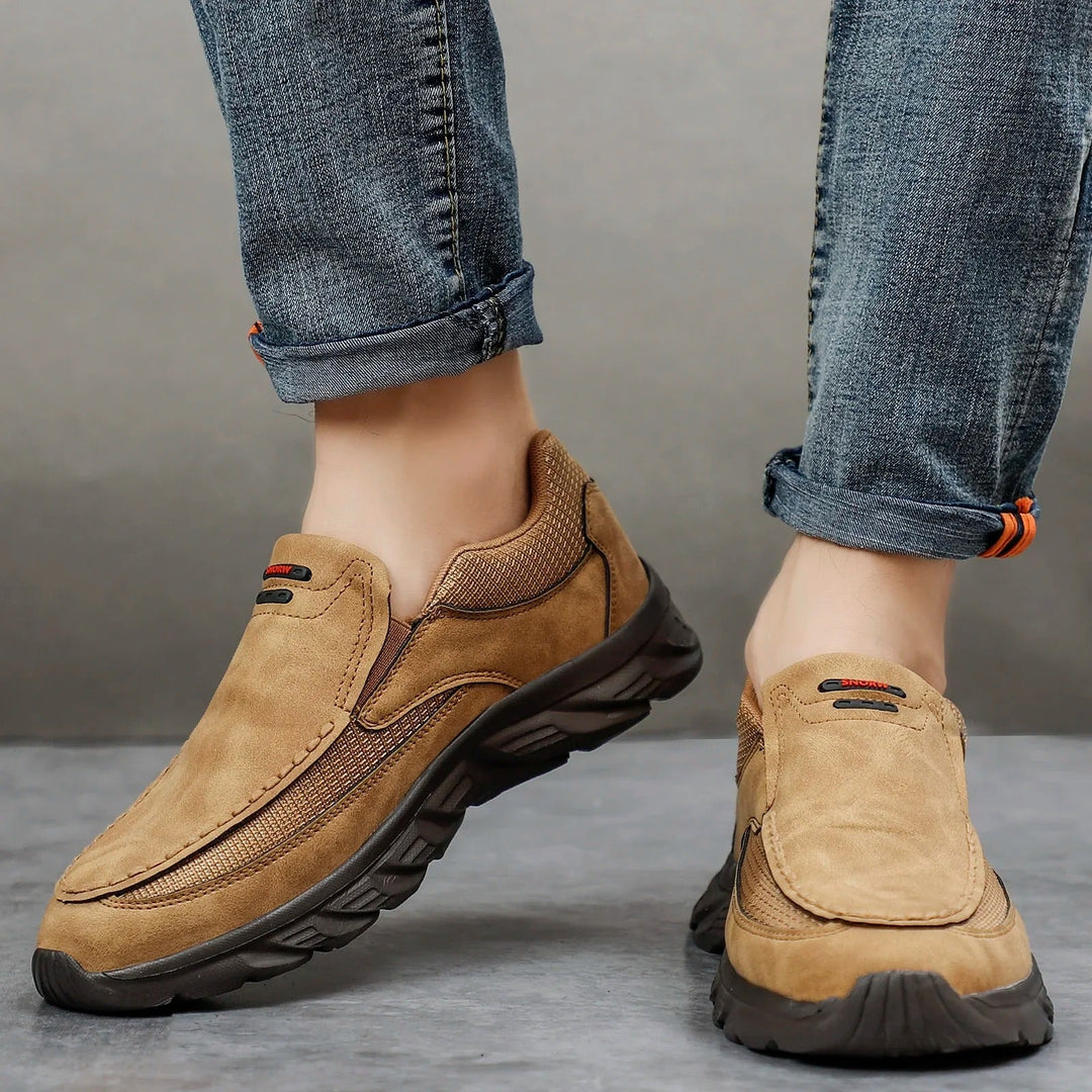 Chaussures mocassins décontractées grises pour homme, confortables et faciles à porter au quotidien.
