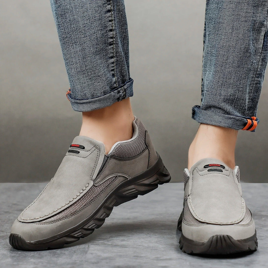 Chaussures homme marron, décontractées et à enfiler, conçues pour le confort et le style casual.