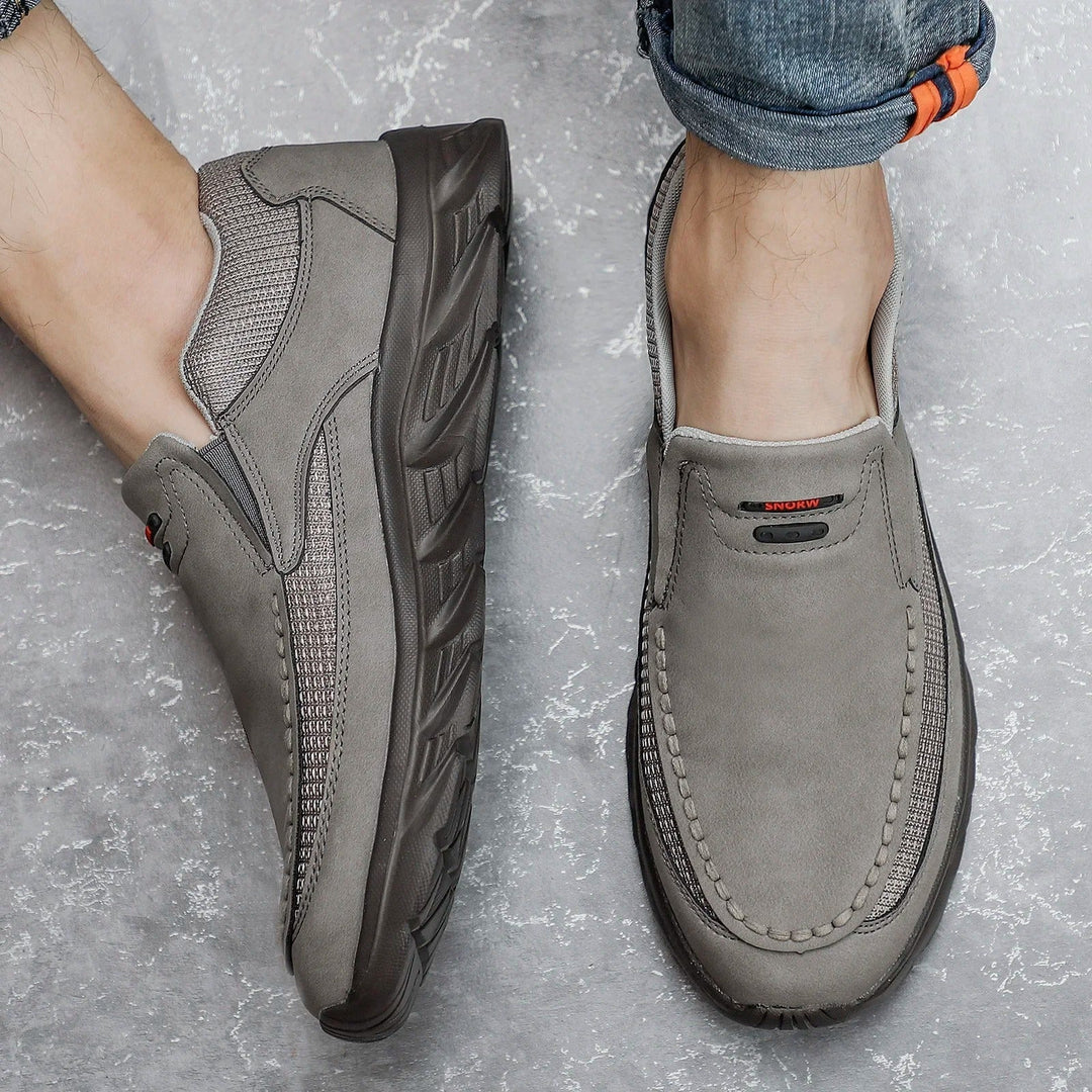 Chaussures casual homme à enfiler, disponibles en gris, marron et kaki, pour un confort quotidien inégalé.