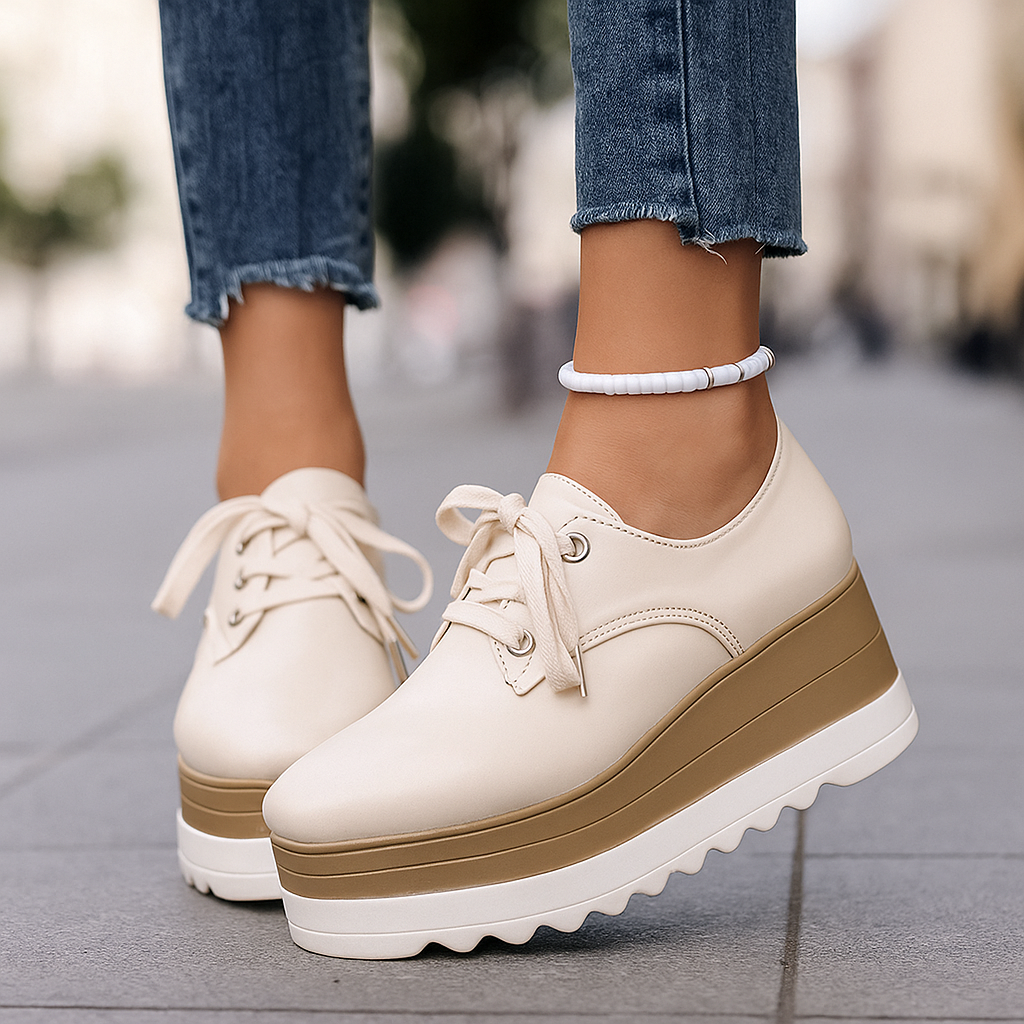 Chaussures plateforme femme noires, lacets, style mode tendance. Confortables avec semelle compensée, look chic casual.