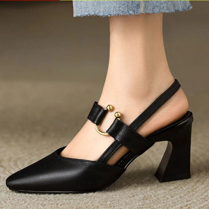 Chaussures élégantes à talons bloc et bout pointu pour femmes, parfaites pour l'été et les occasions habillées.