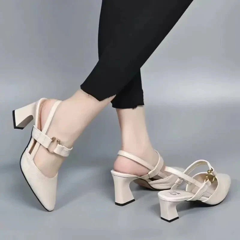 Mode femme : Chaussures à talons bloc, bout pointu moderne et confortable. Parfaites comme chaussures décontractées chics.