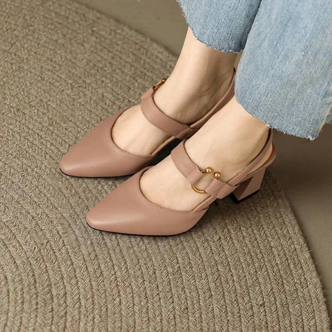 Sandales élégantes femme avec bout pointu affûté et talons blocs robustes. Idéales pour une silhouette allongée.