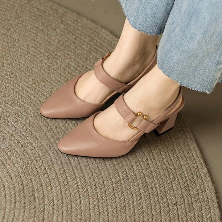 Sandales élégantes femme avec bout pointu affûté et talons blocs robustes. Idéales pour une silhouette allongée.