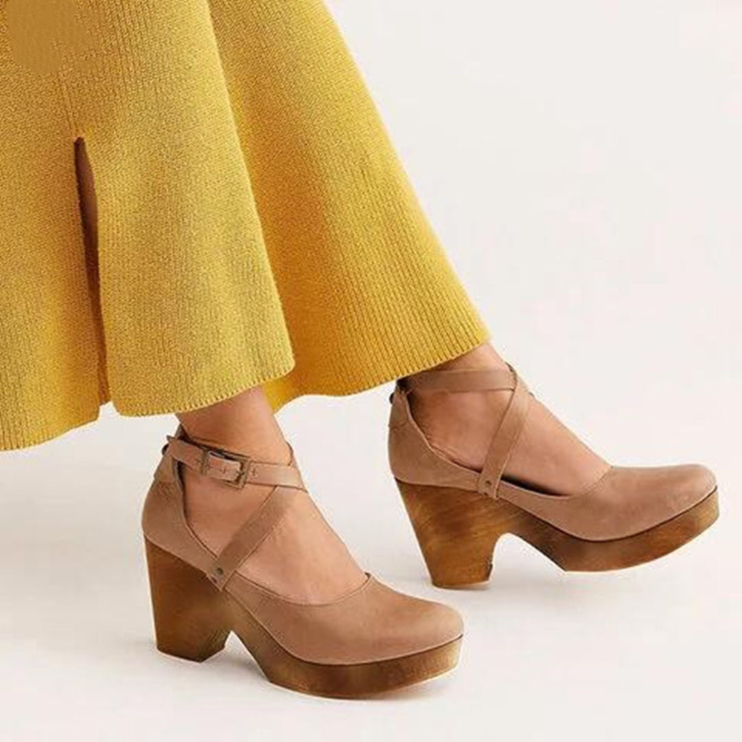 Chaussures femme à talons orthopédiques, talon large stable, soutien voûte plantaire. Confort et élégance.