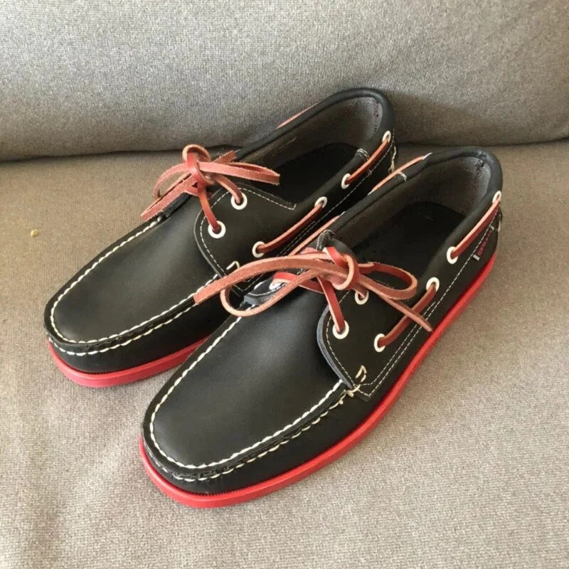 Mocassins bateau homme en cuir souple, style classique intemporel, parfaits pour la ville et le quotidien.