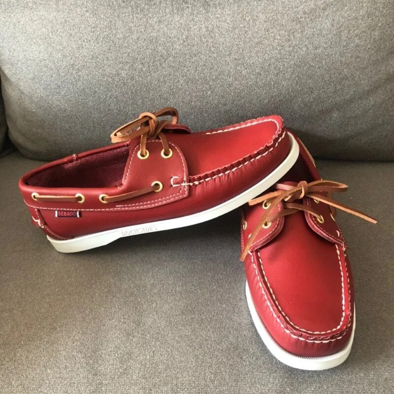 Hommes portant des chaussures bateau classiques en cuir, élégantes et confortables, idéales pour un look estival.