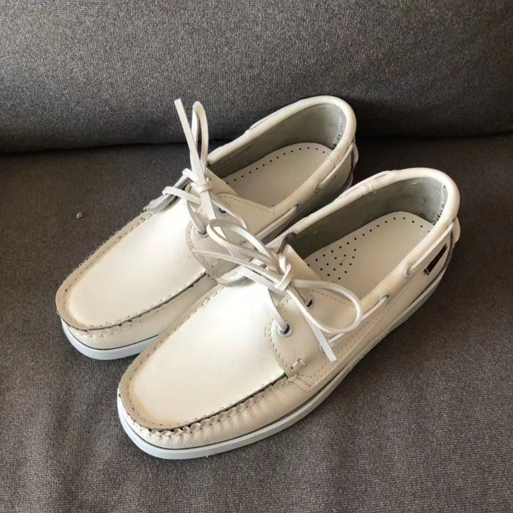 Détail des coutures et du cuir des chaussures bateau homme, soulignant qualité, élégance et confort.
