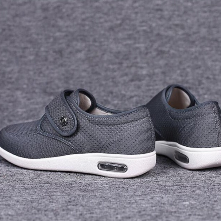 Paire de chaussures larges pour femmes diabétiques, avec semelle amortie pour marche quotidienne et confort supérieur.