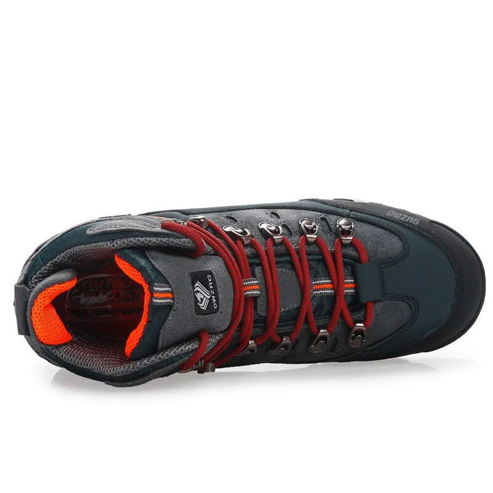 Chaussures de randonnée hommes robustes sur un sentier montagneux, prouvant leur durabilité et performance en extérieur.