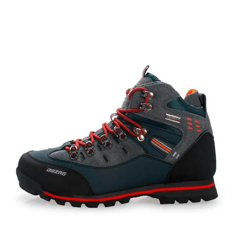 Semelle extérieure des bottes de marche homme offrant adhérence et stabilité sur terrains difficiles en randonnée.