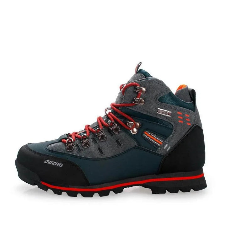 Semelle extérieure des bottes de marche homme offrant adhérence et stabilité sur terrains difficiles en randonnée.