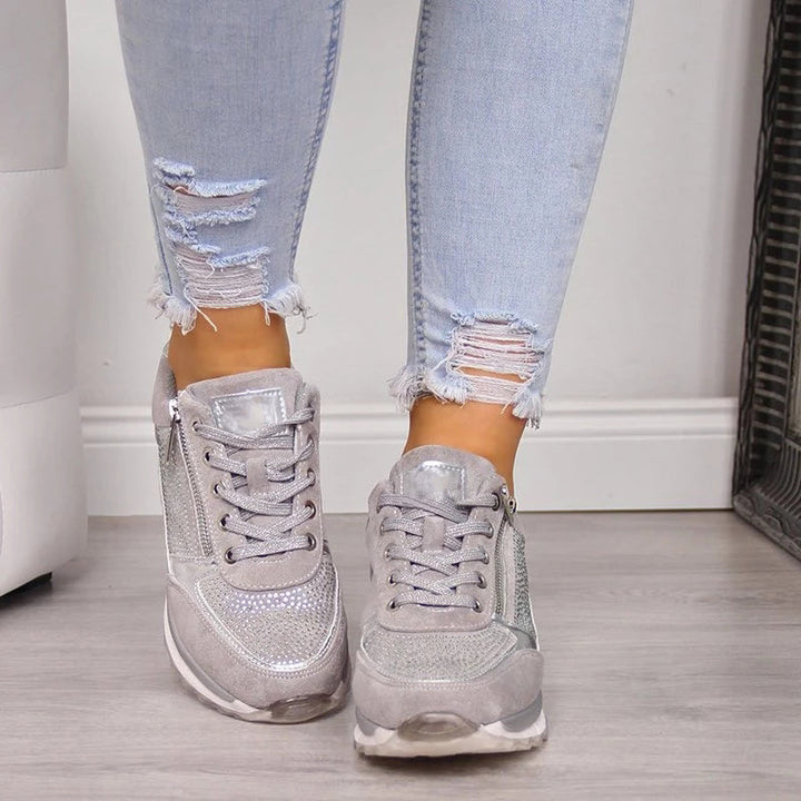 Gros plan sur la semelle antidérapante des chaussures de randonnée femme pour une adhérence sécurisée.