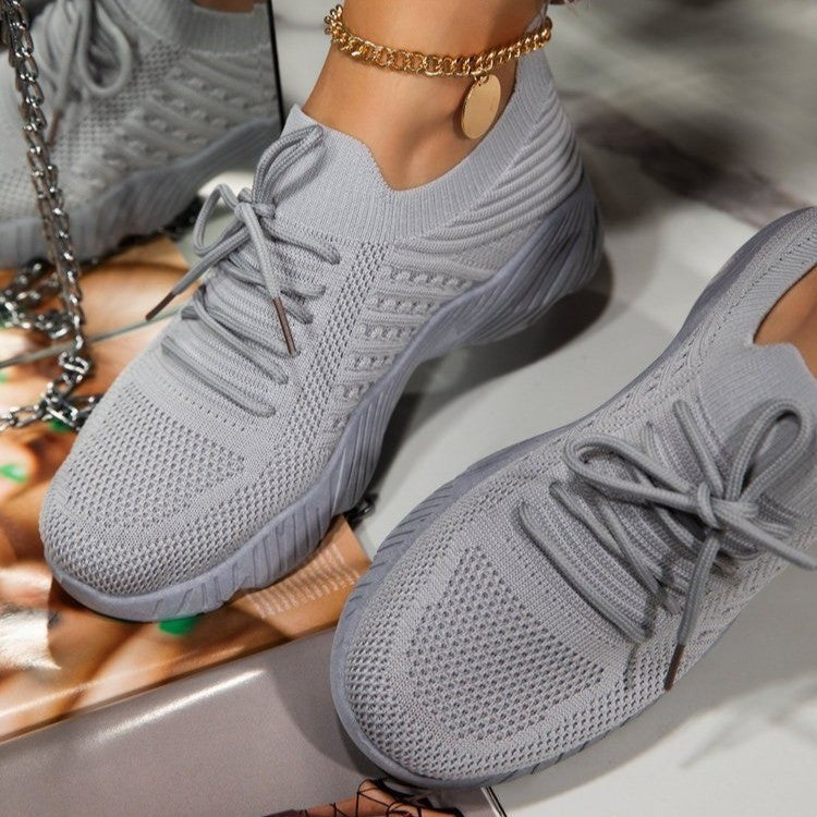 Pied de femme dans une chaussure orthopédique offrant confort, soutien et alignement optimal.