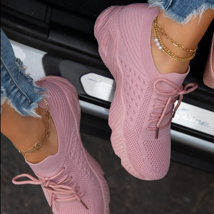 Femme active portant des chaussures orthopédiques légères, parfaites pour le sport et le quotidien.