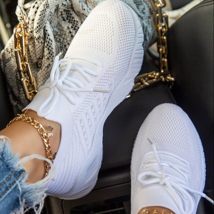 Chaussures orthopédiques femme, design moderne et confort respirant pour un soutien des pieds.