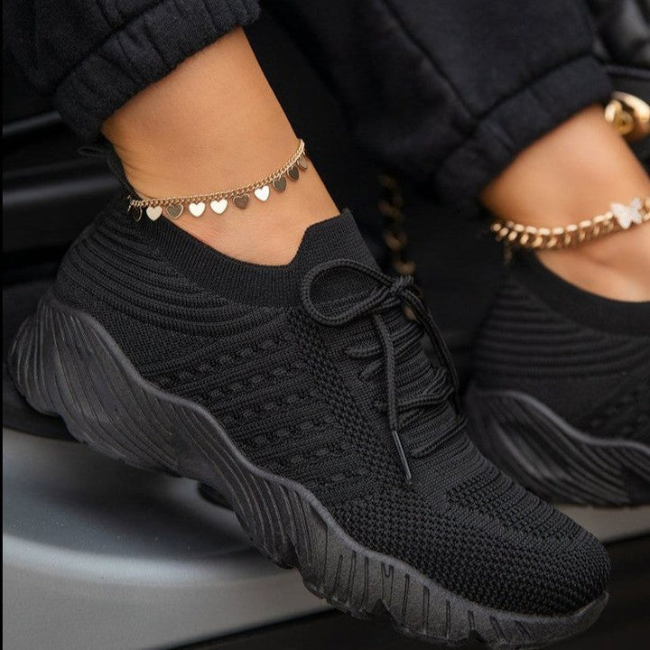 Paire de chaussures de sport orthopédiques respirantes femme, confort, amorti et bien-être quotidien.