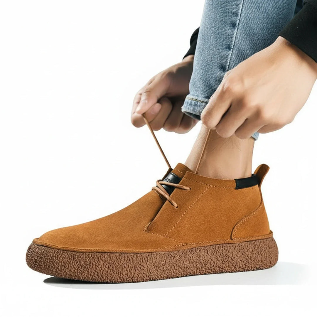 Détail des lacets sur chaussures homme décontractées, finition soignée pour un confort quotidien.