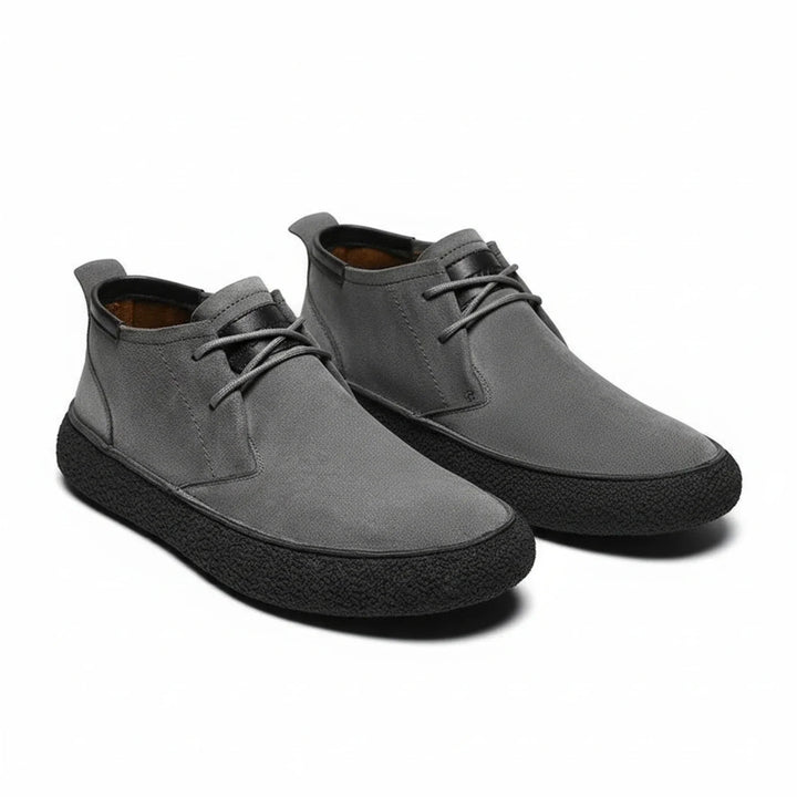 Paire de chaussures homme à lacets, confortables et polyvalentes pour un style casual élégant.