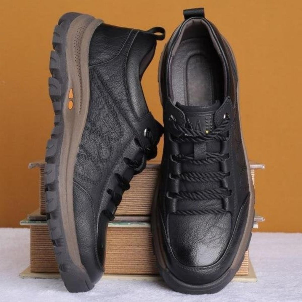 Chaussures homme à enfiler noires, offrant confort, stabilité et soutien pour la marche quotidienne urbaine et casual.