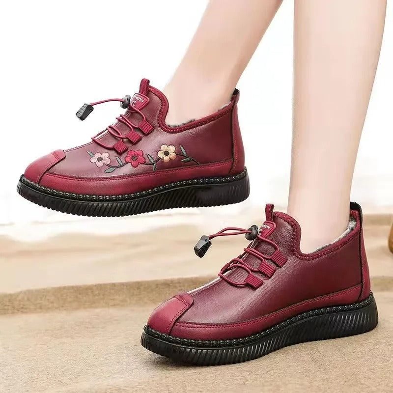 Chaussures d'intérieur femme noires faciles à enfiler, imprimé fleuri chic, douillettes et modernes.