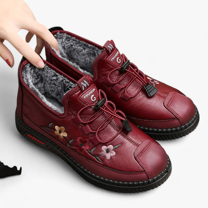 Pantoufles noires confortables pour femmes à motif fleuri, parfaites pour la maison et le bien-être.