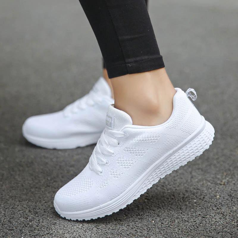 Légères chaussures de sport femme, conçues pour une marche sans effort ni fatigue.