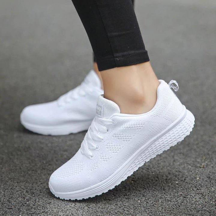 Légères chaussures de sport femme, conçues pour une marche sans effort ni fatigue.