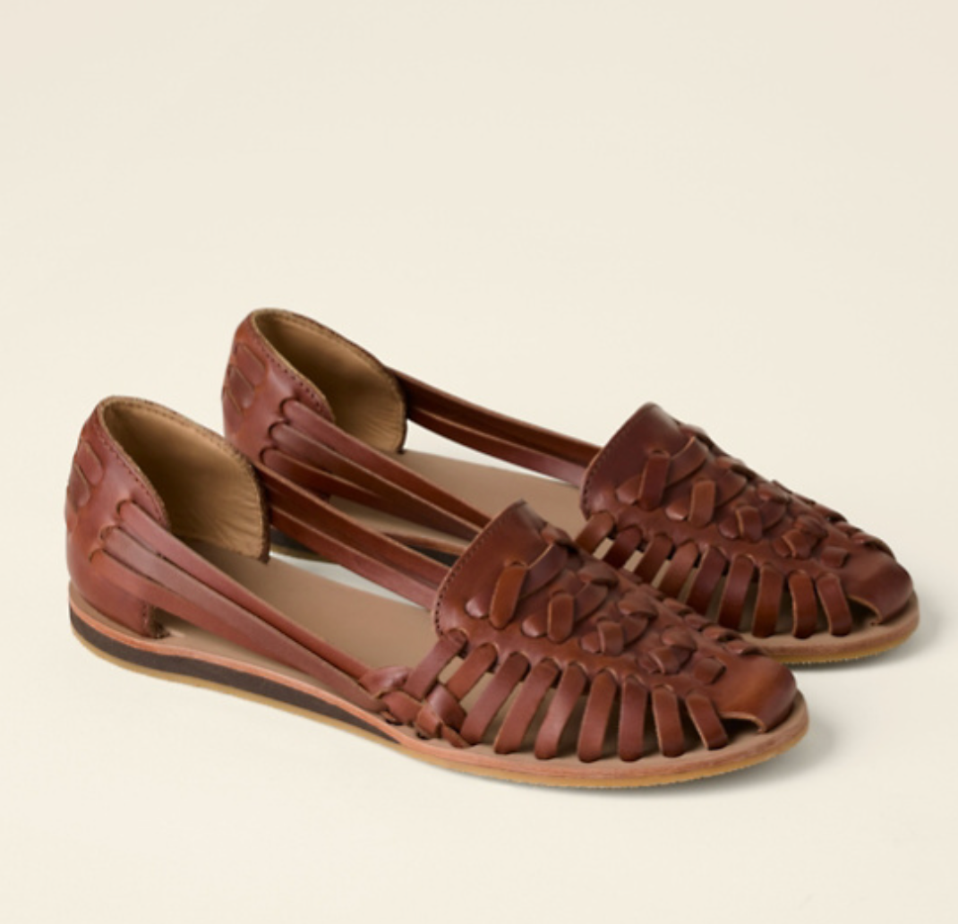 Mocassins tressés femme élégants, beige clair, confortables et respirants pour l'été.