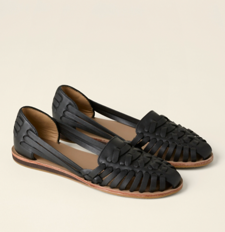Mocassins femme en matière tressée respirante, couleur neutre, pour un confort chic.
