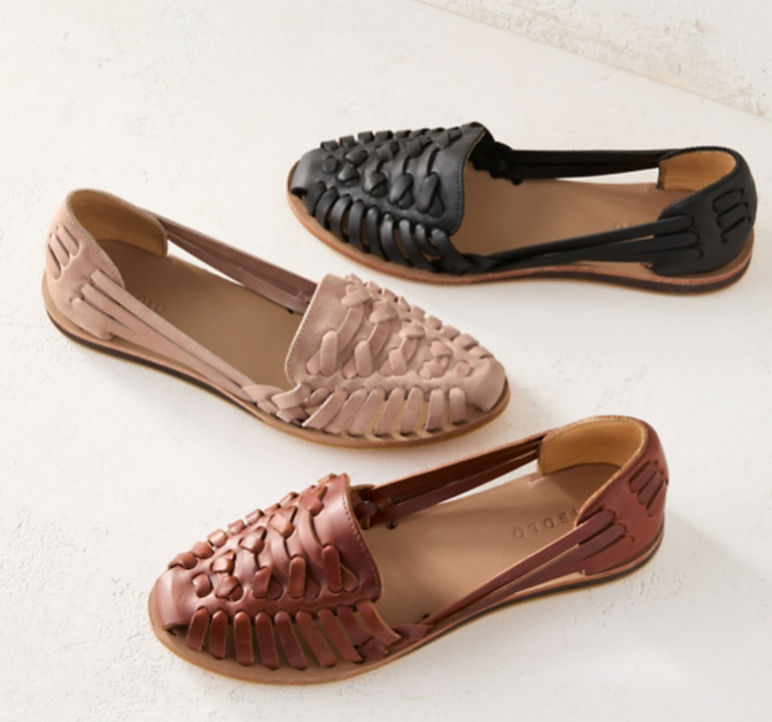 Paire de mocassins femme tressés, design élégant et polyvalent, parfaits pour l'été.