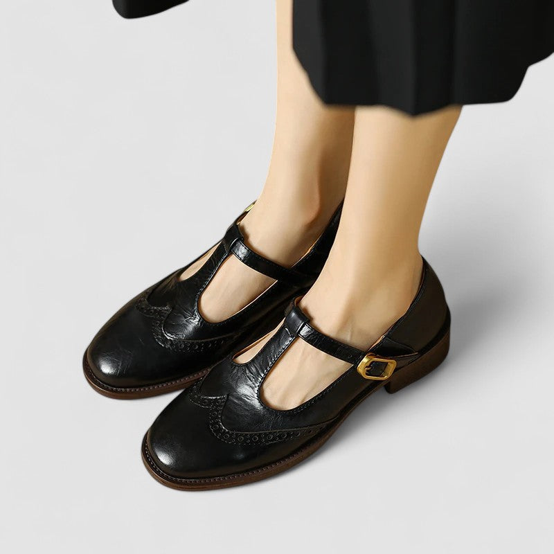 Mary Jane femme casual chic avec sangle classique, idéales pour un look de ville moderne.