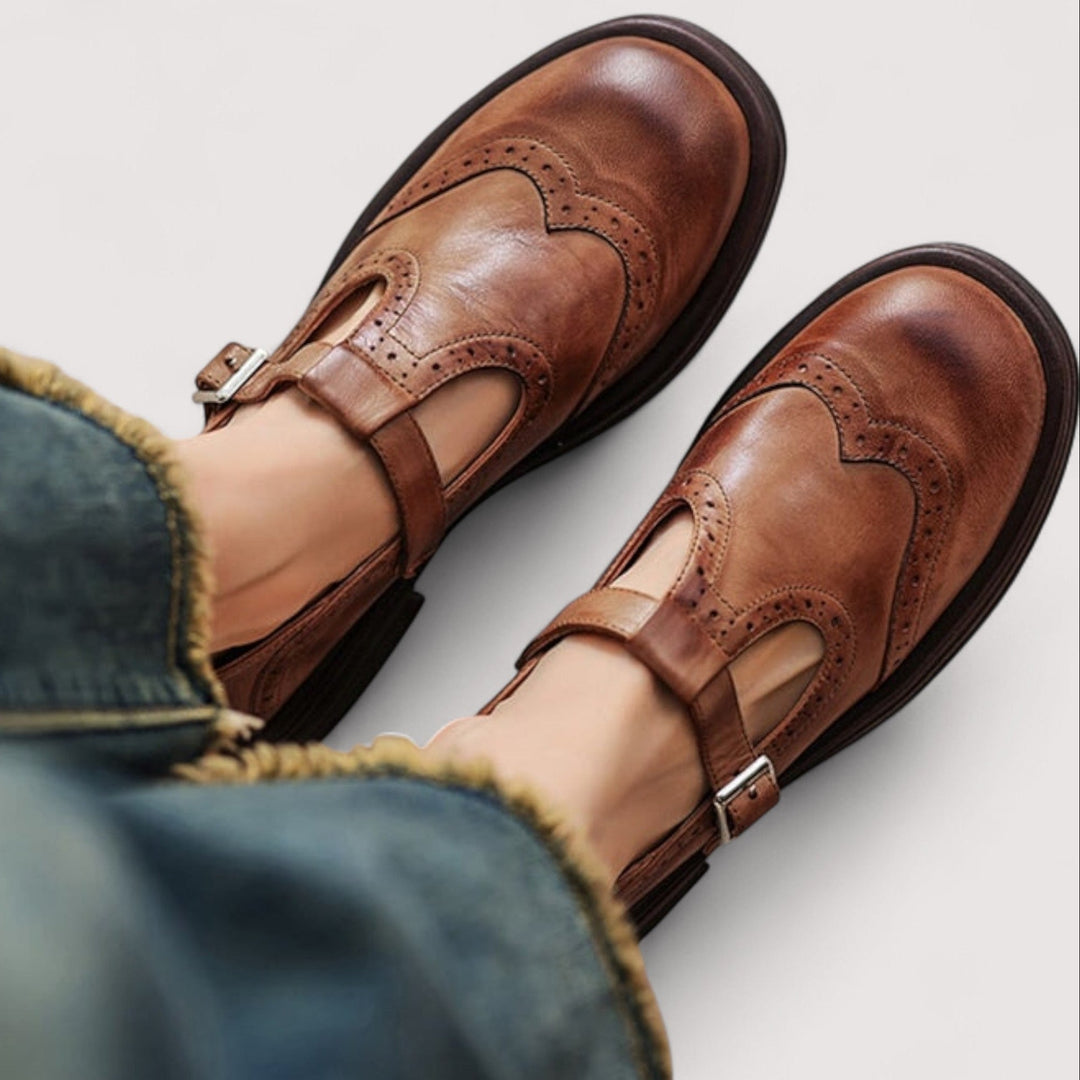 Chaussures Mary Jane orthopédiques femme en cuir marron, confortables avec bride cheville.