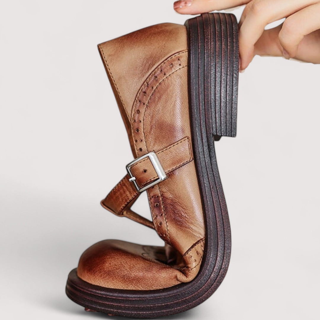 Vue de profil des chaussures Mary Jane orthopédiques en cuir, avec bride cheville ajustable, confort et soutien.