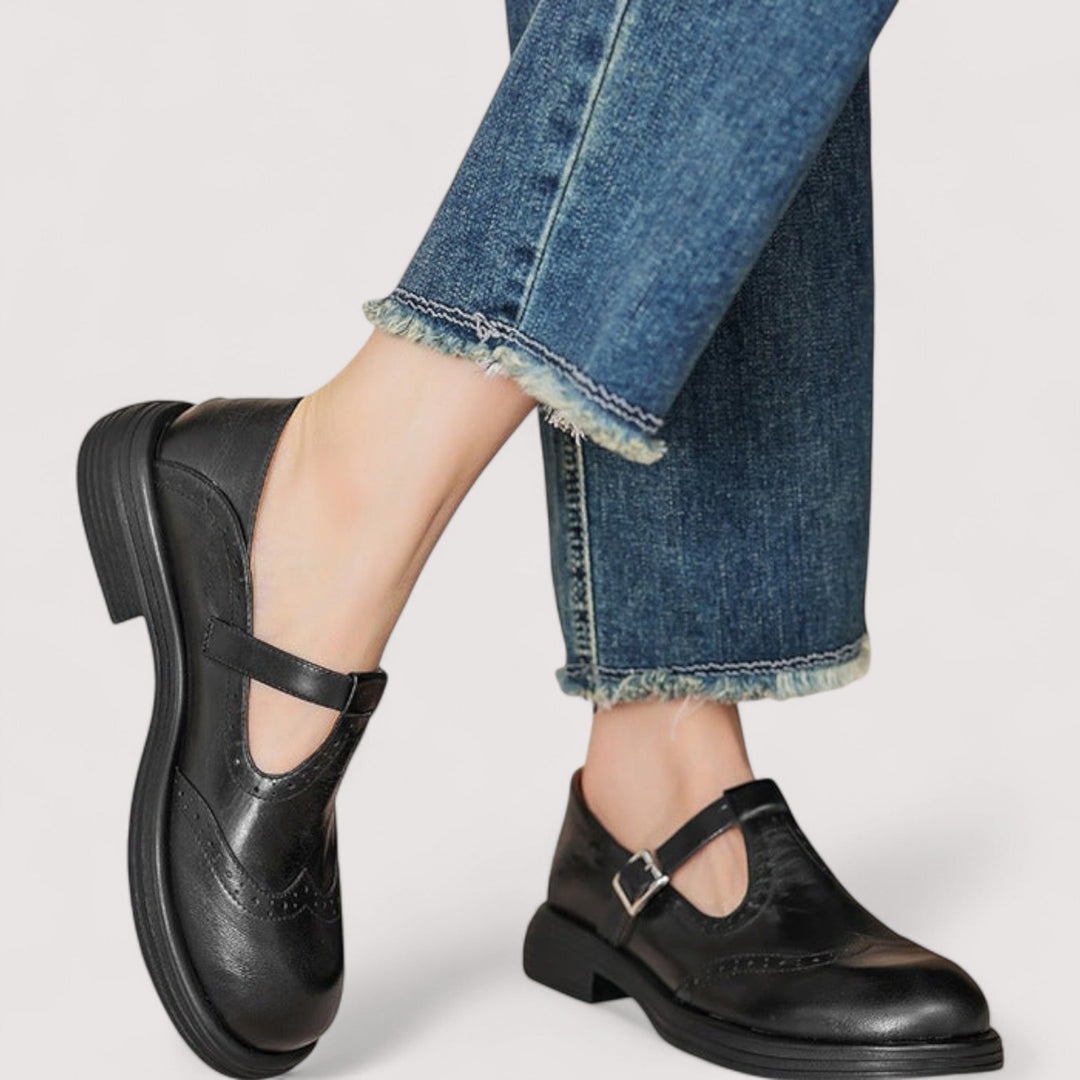 Détail de la bride cheville et du cuir souple des confortables chaussures Mary Jane orthopédiques femme.