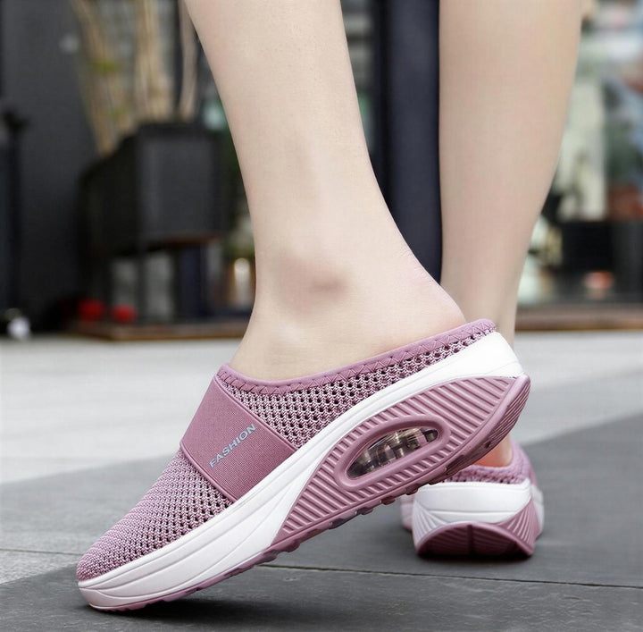 Paire de chaussures femme orthopédiques noires, soutien et confort quotidien, idéales pour la marche et le bien-être.