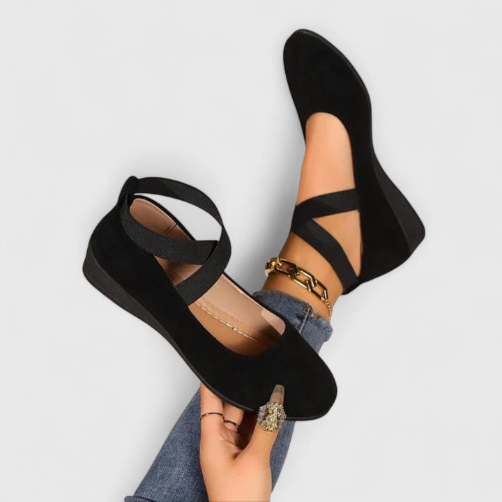 Chaussures orthopédiques femme, ballerines noires élégantes avec soutien plantaire et semelles amorties.