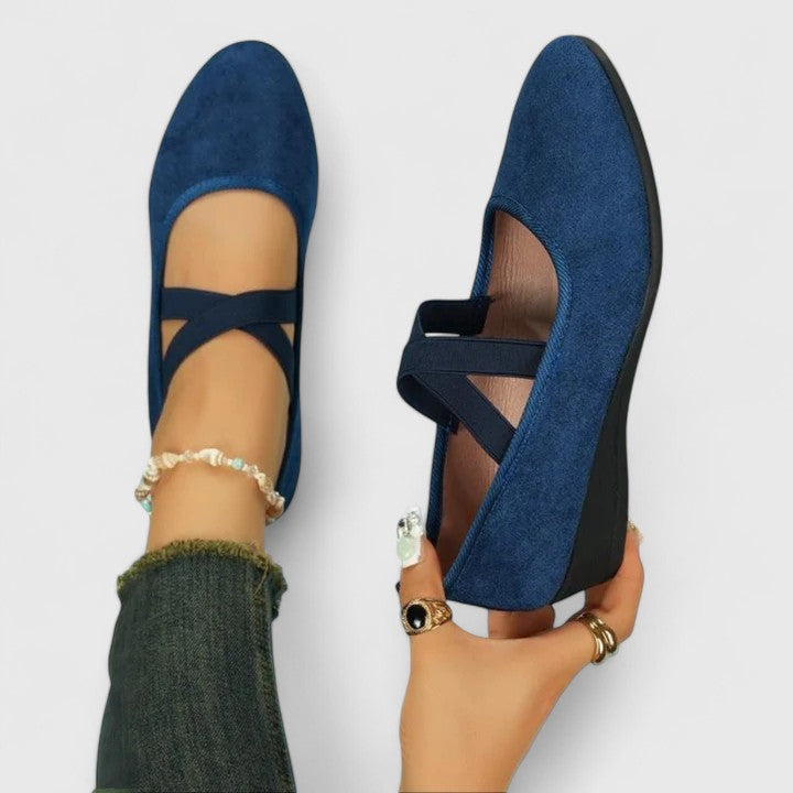 Semelles amorties de chaussures orthopédiques femme, offrant un confort supérieur et un maintien stable au quotidien.