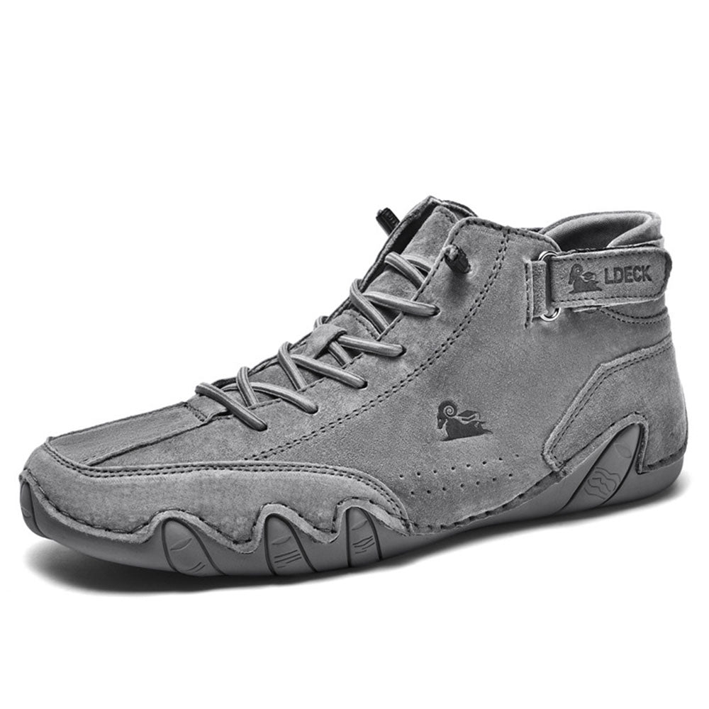 Vue latérale des chaussures orthopédiques imperméables pour hommes, avec semelle de soutien et matière respirante.