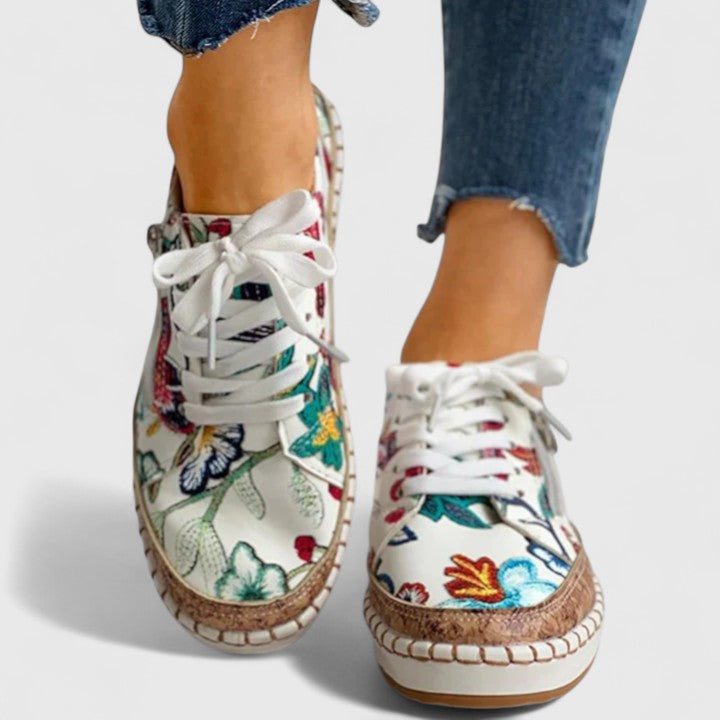 Chaussures plates orthopédiques femme, parfaites pour la marche, offrant un soutien plantaire et un confort durable.