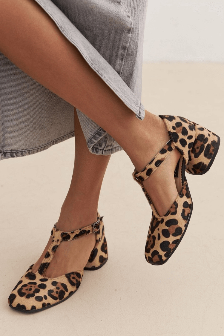 Chaussures femmes orthopédiques confortables à talon bloc T-strap marron, support mode pour pieds sensibles.
