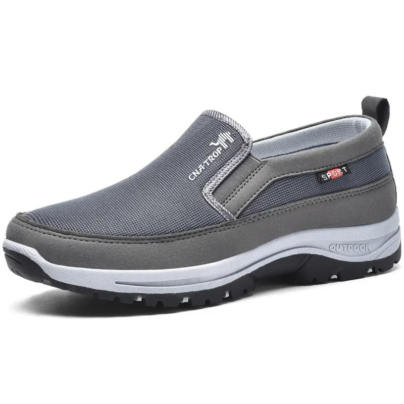 Chaussures orthopédiques respirantes pour homme, apportant bien-être et soutien aux pieds sensibles.