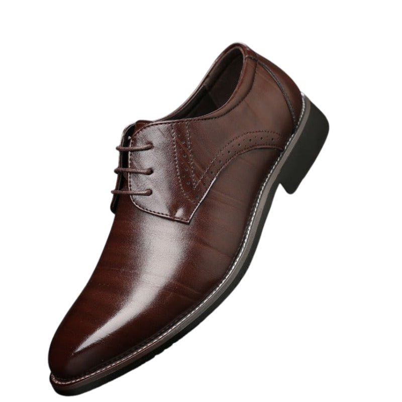 Chaussures Oxford classiques et légères pour hommes, avec lacets. Élégance et confort pour le bureau ou événements formels.
