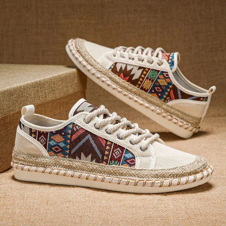 Chaussures plates femmes imprimées tendance, à lacets, bout rond offrant confort et style pour chaque jour.
