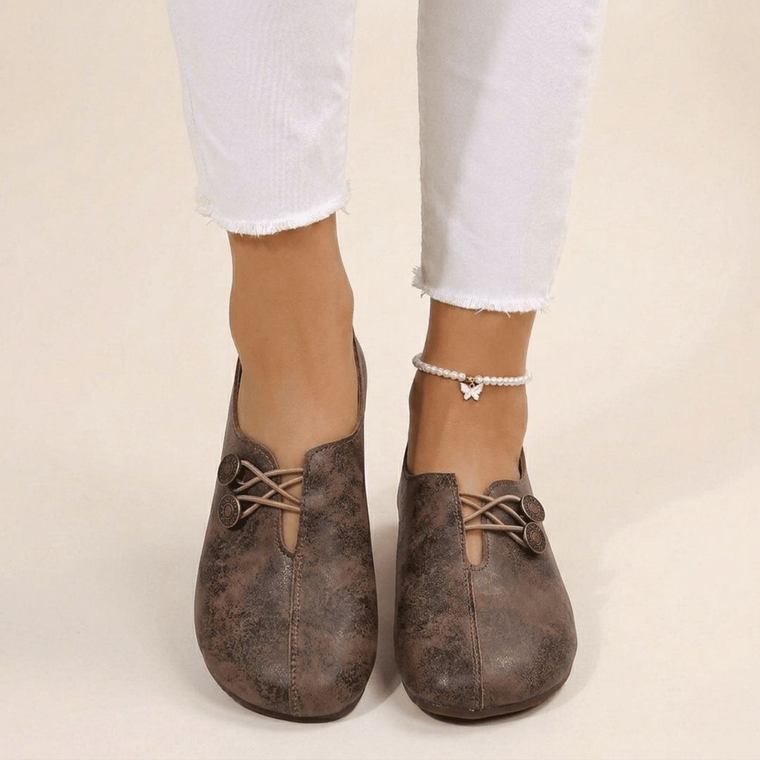Chaussures plates femme confort quotidien à bout rond. Modèle élégant sans lacets, idéal pour printemps/été.