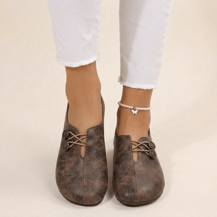 Chaussures plates femme confort quotidien à bout rond. Modèle élégant sans lacets, idéal pour printemps/été.