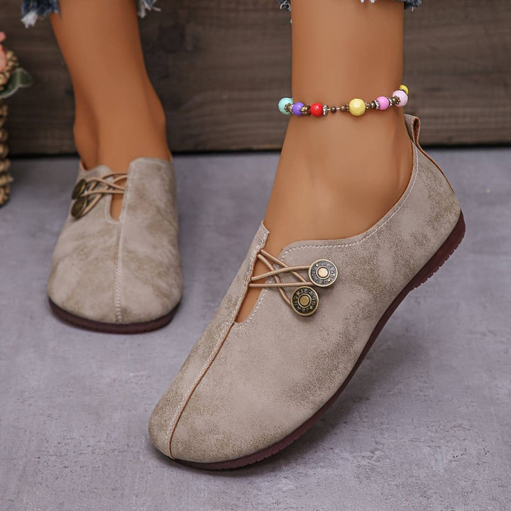 Collection chaussures plates femme élégantes, offrant confort quotidien. Idéales printemps/été pour style décontracté.