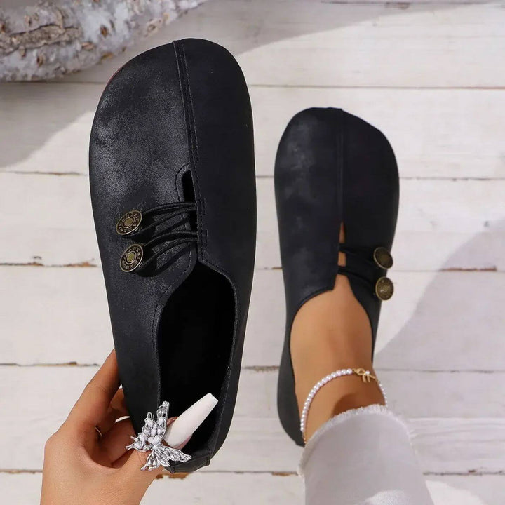Détail semelle chaussures plates femme, offrant confort et souplesse. Modèle élégant et décontracté pour quotidien.