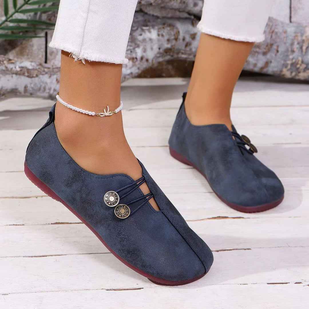 Détail couture chaussures plates femme à bout rond. Confort quotidien, style élégant sans lacets pour l'été.